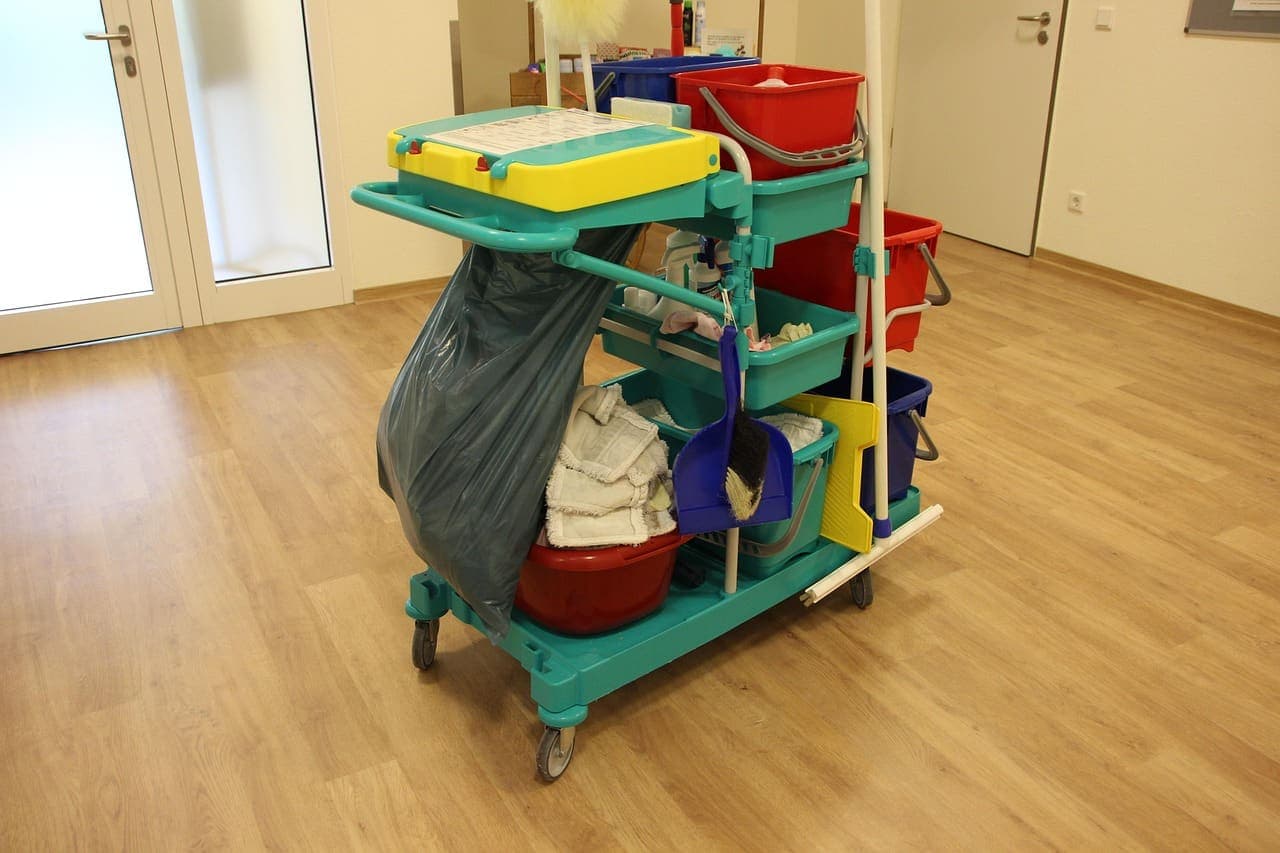 Reinigungswagen mit Material im Objekt
